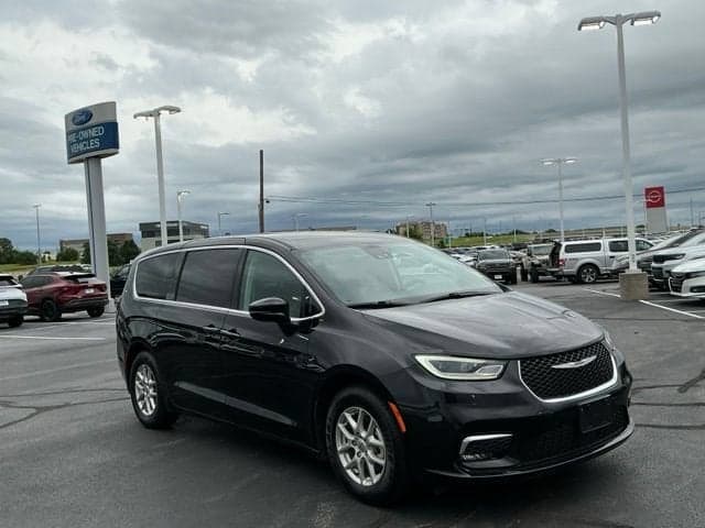 2024 Chrysler Pacifica Touring L — photo 1 of 32