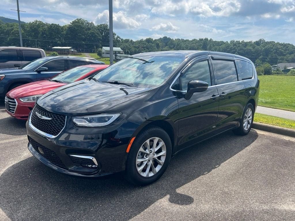 2025 Chrysler Pacifica Select — photo 1 of 8