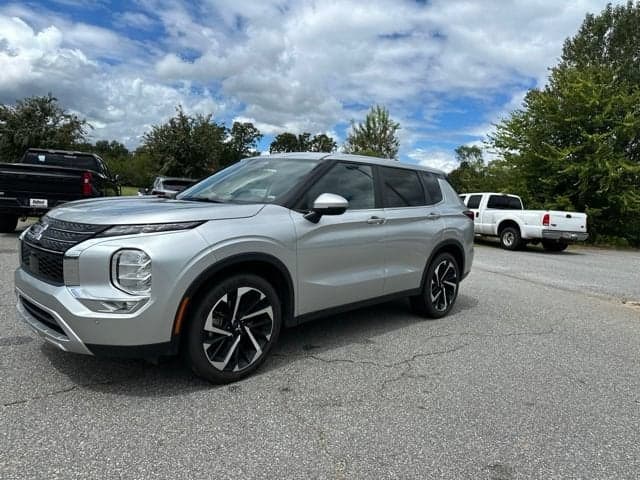 2024 Mitsubishi Outlander SE — photo 1 of 11