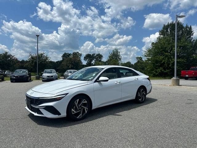 2025 Hyundai Elantra SEL Convenience — photo 1 of 10