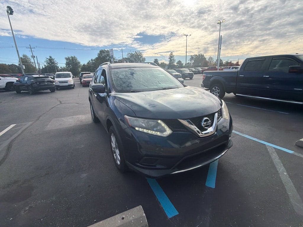 2016 Nissan Rogue SV — photo 1 of 3