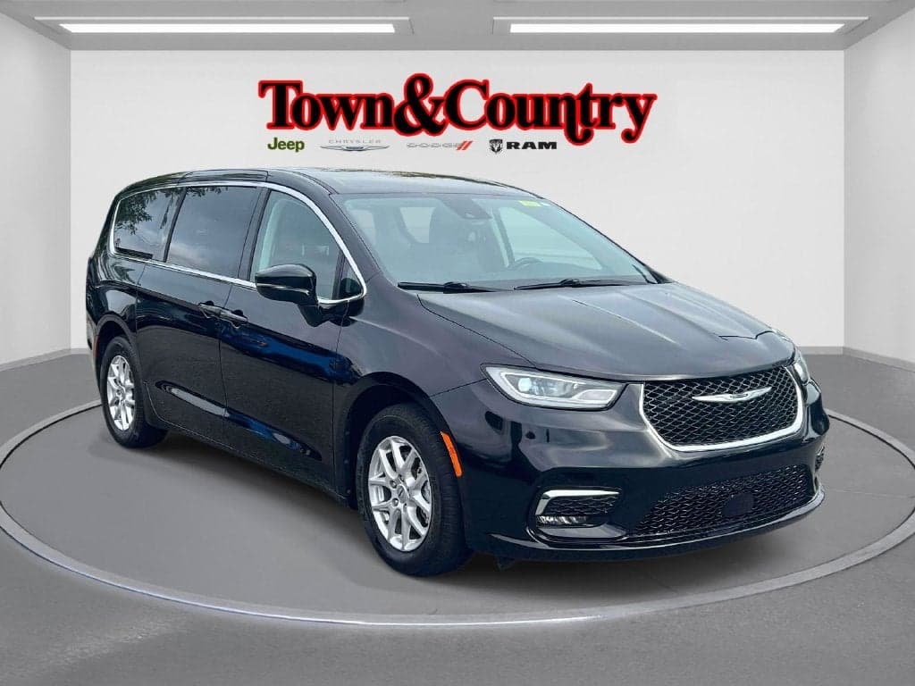 2024 Chrysler Pacifica Touring L — photo 1 of 5