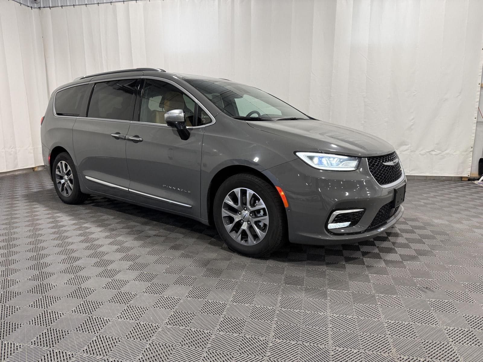 2023 Chrysler Pacifica Hybrid Pinnacle — photo 1 of 5