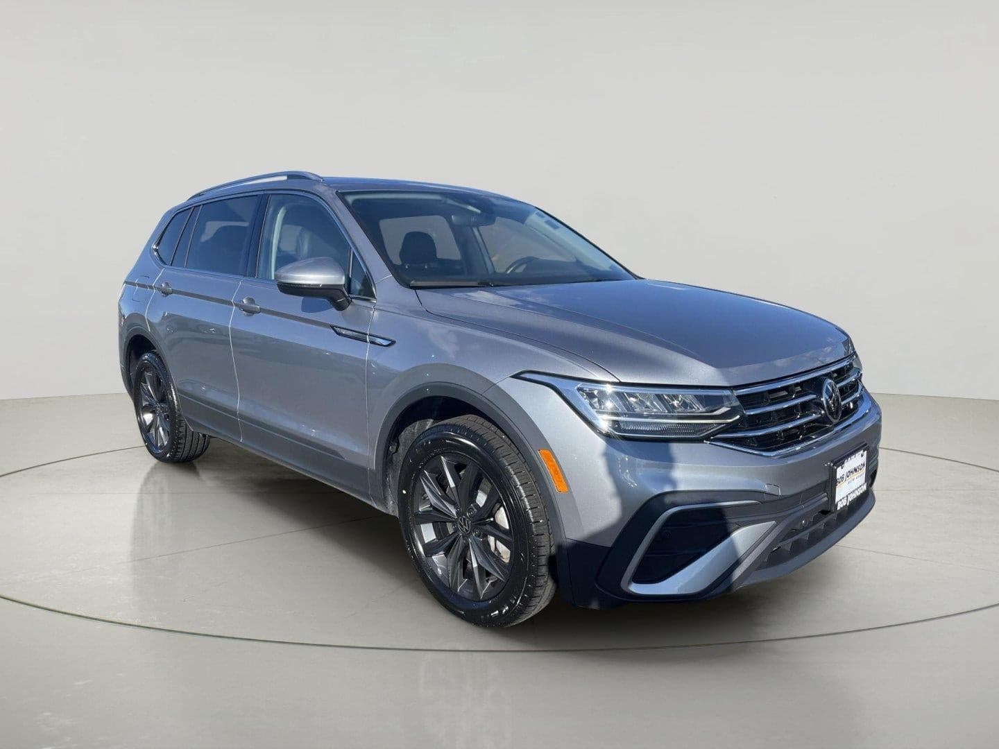 2024 Volkswagen Tiguan SE — photo 1 of 38