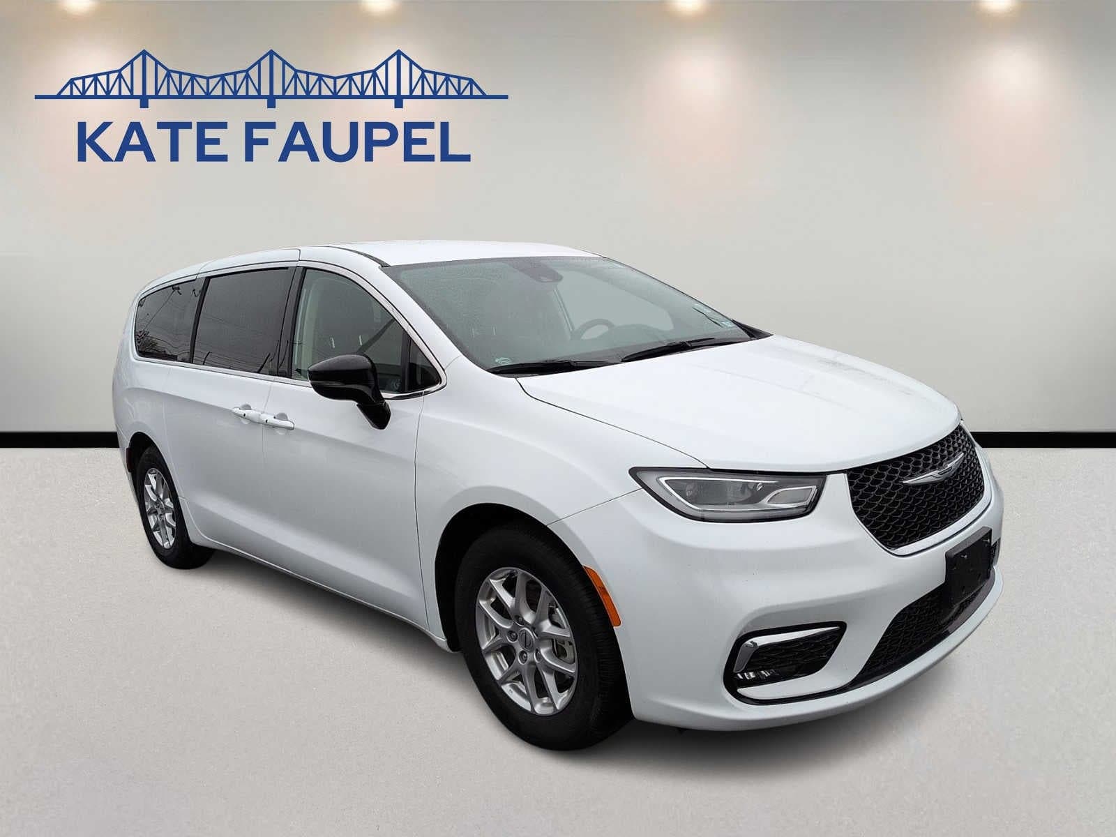 2024 Chrysler Pacifica Touring L — photo 1 of 20