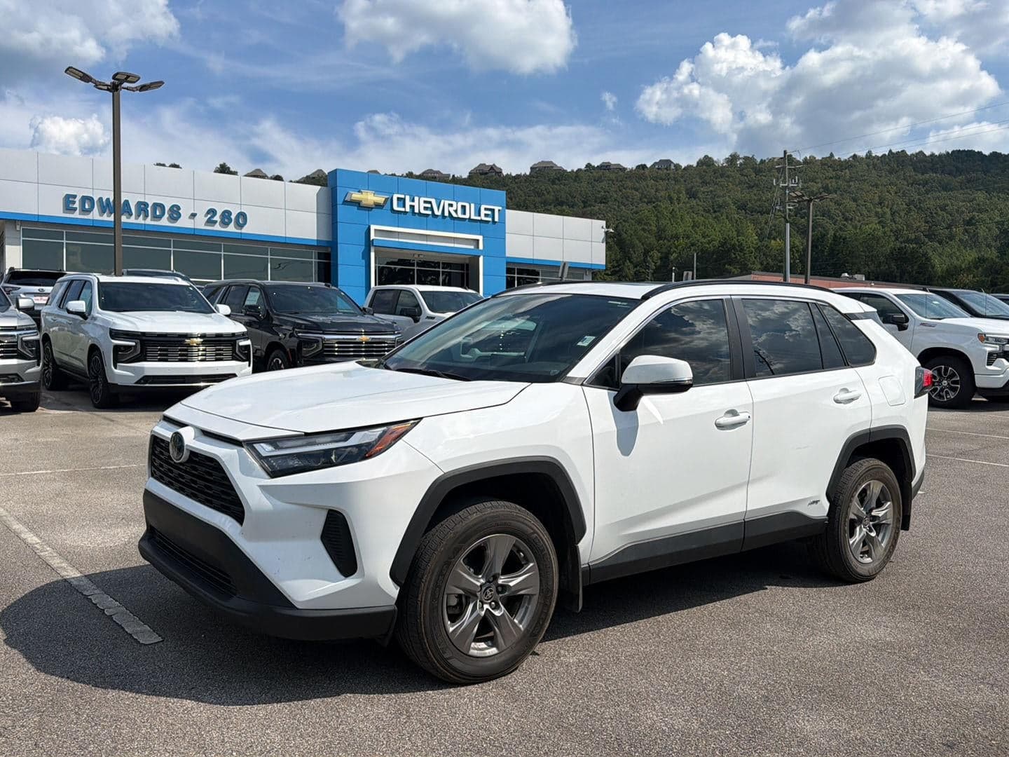 2024 Toyota RAV4 Hybrid XLE — photo 1 of 16