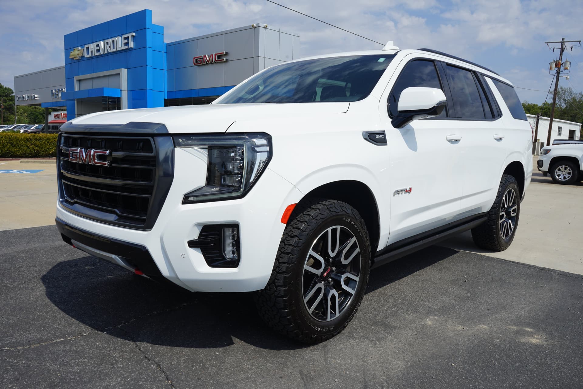 2022 GMC Yukon AT4 — photo 1 of 43