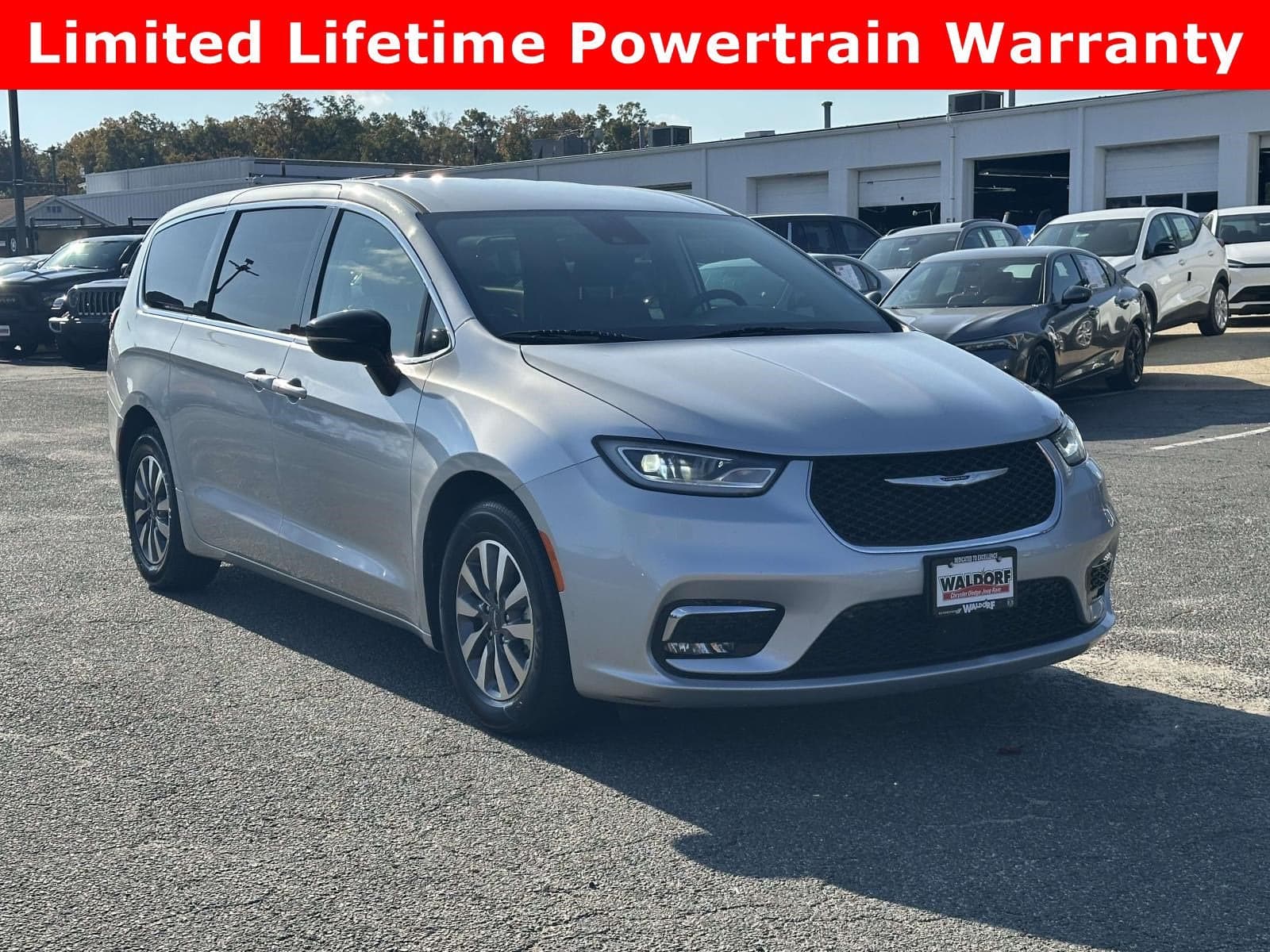 2024 Chrysler Pacifica Hybrid Select — photo 1 of 5