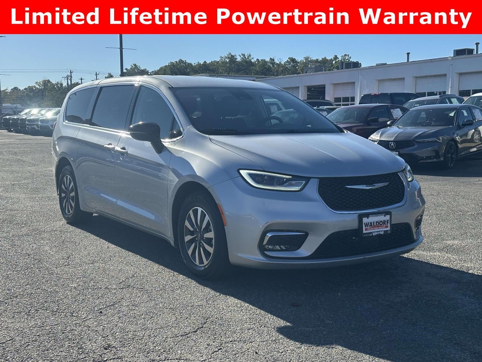 2024 Chrysler Pacifica Hybrid Select — photo 1 of 5