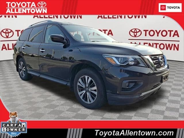 2017 Nissan Pathfinder SV — photo 1 of 12
