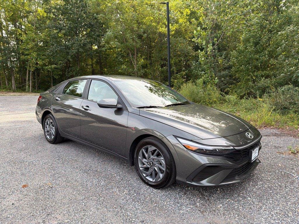 2024 Hyundai Elantra SEL — photo 1 of 5