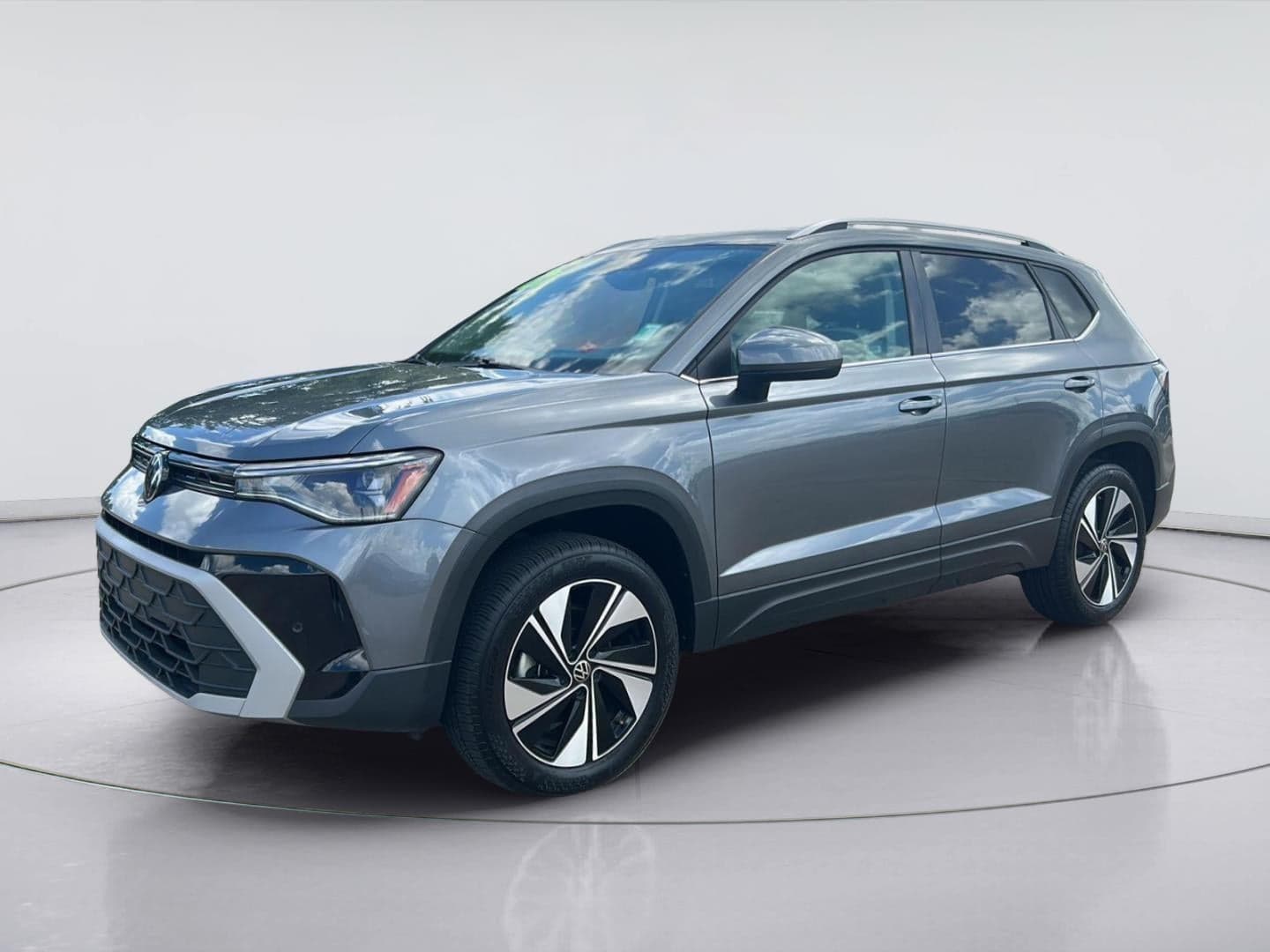 2025 Volkswagen Taos SE — photo 1 of 34