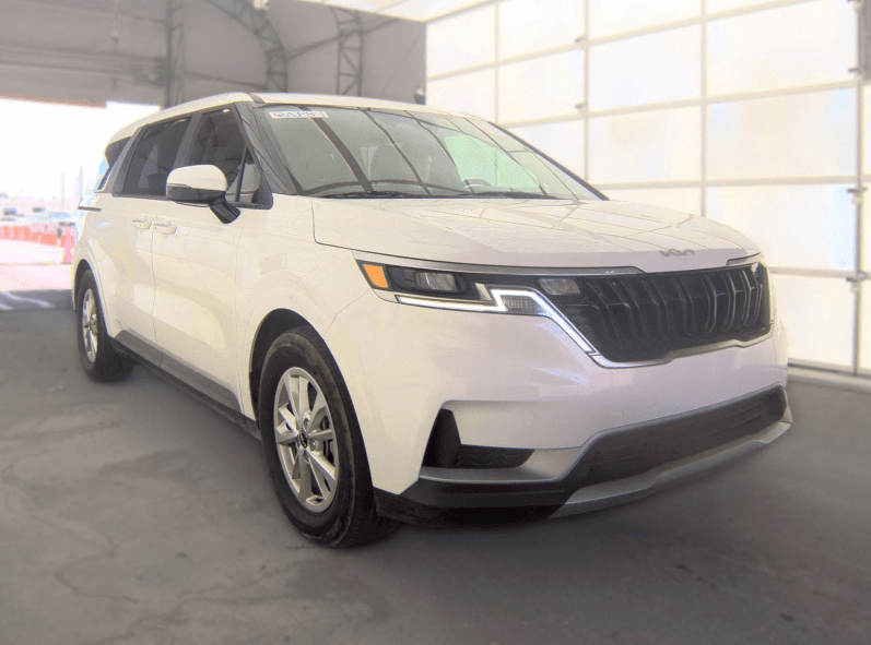 2024 Kia Carnival LX — photo 1 of 17