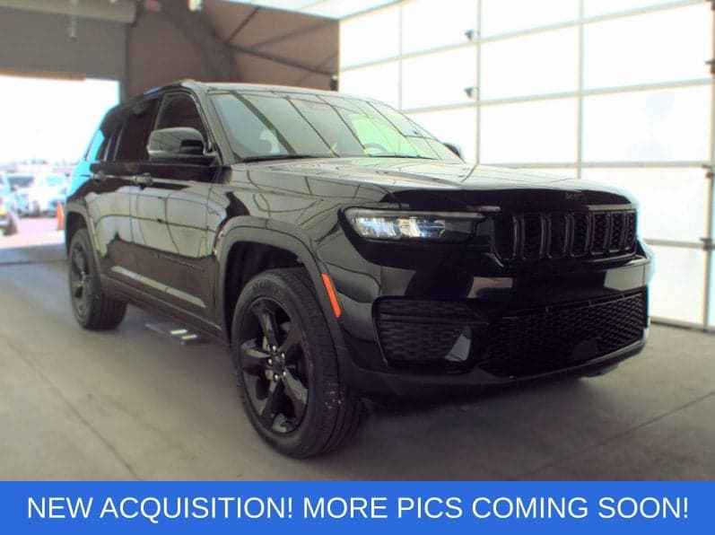 2024 Jeep Grand Cherokee Altitude — photo 1 of 21