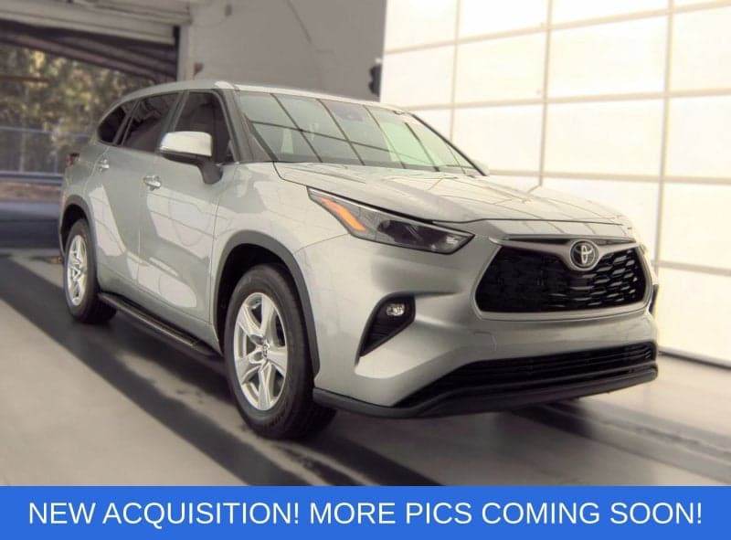 2024 Toyota Highlander LE — photo 1 of 17