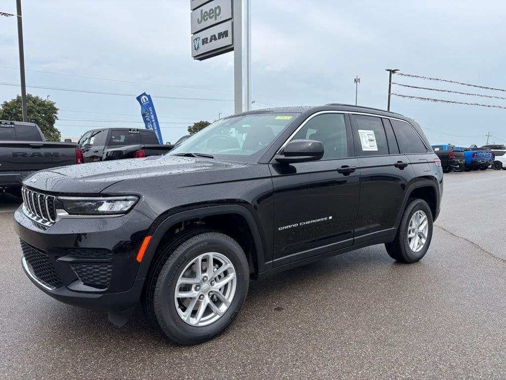 2025 Jeep Grand Cherokee Laredo X 4x4 — photo 1 of 24
