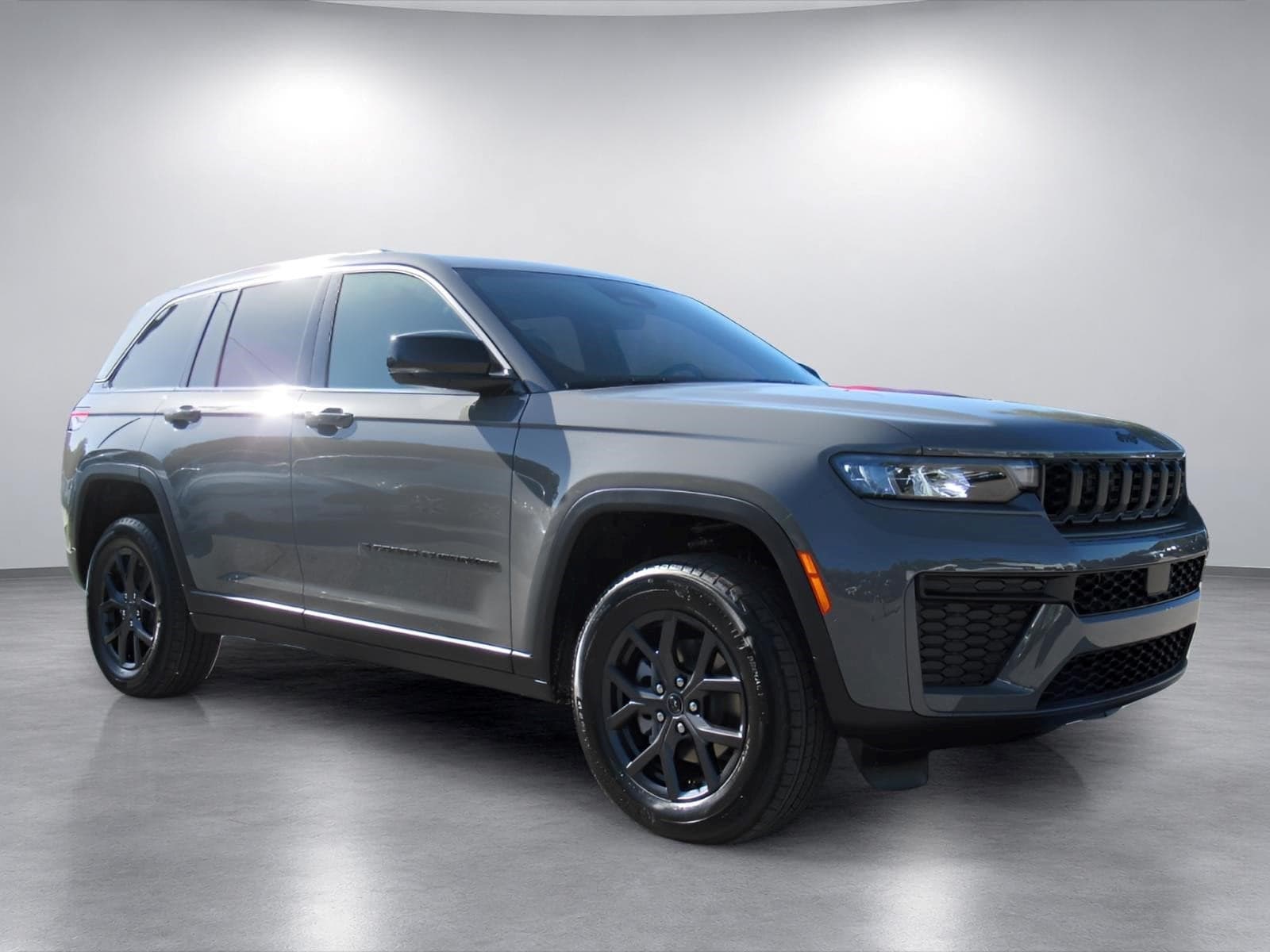 2027 Jeep Grand Cherokee Laredo Altitude — photo 1 of 5