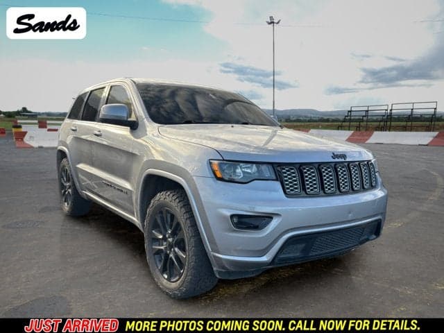 2019 Jeep Grand Cherokee Altitude — photo 1 of 11