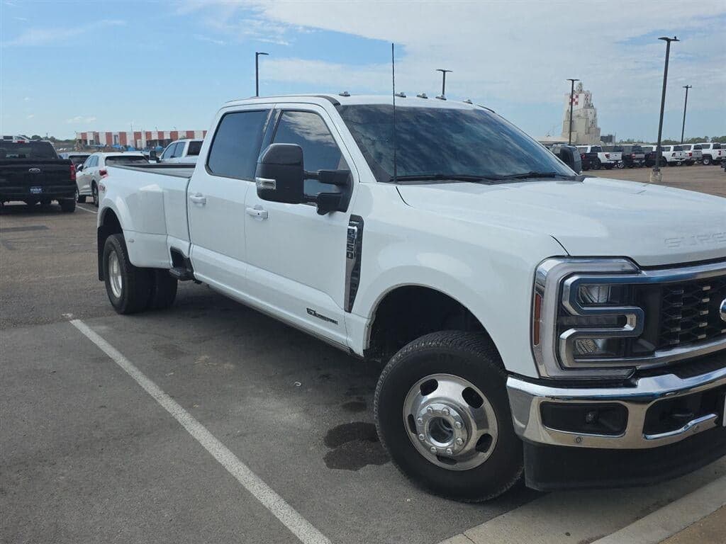 2025 Ford Super Duty F-350 DRW LARIAT — photo 1 of 20
