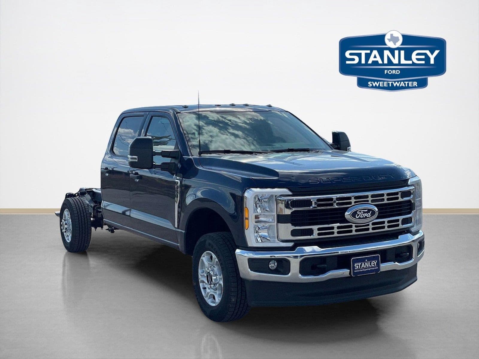 2027 Ford Super Duty F-350 SRW XLT — photo 1 of 35