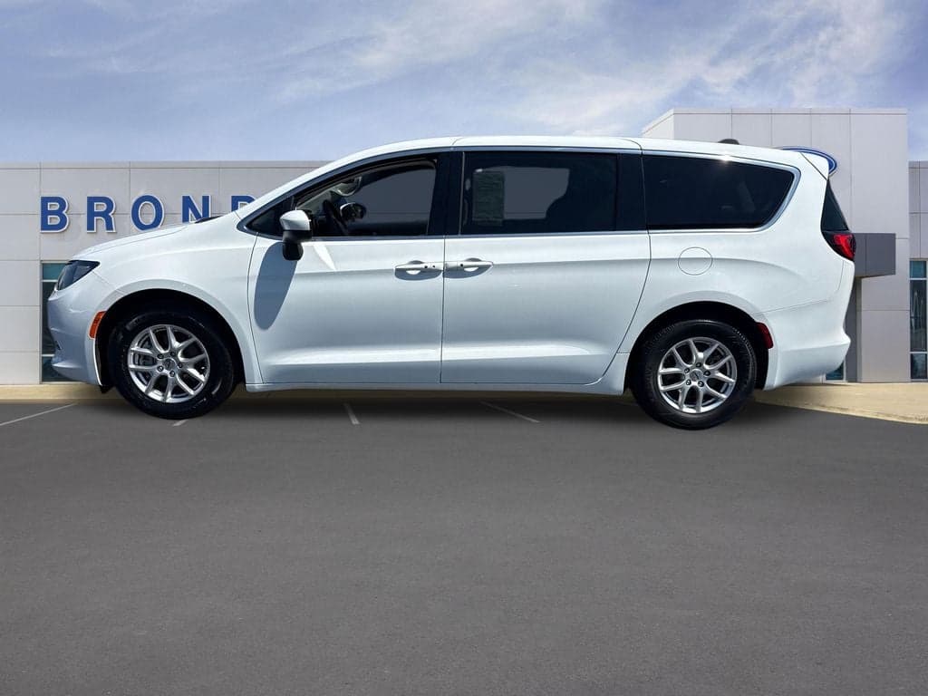 2023 Chrysler Voyager LX — photo 1 of 45