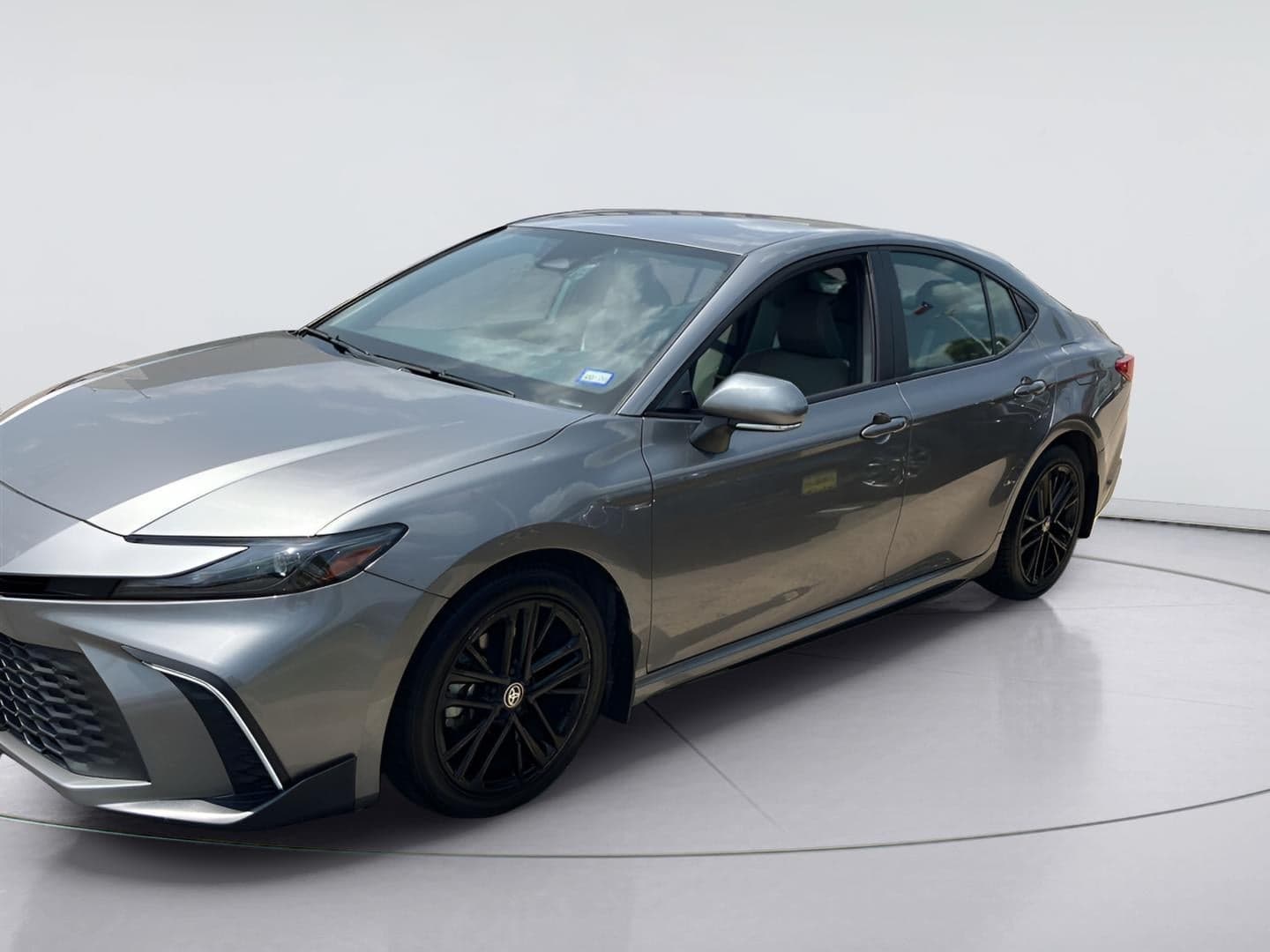 2025 Toyota Camry SE — photo 1 of 12