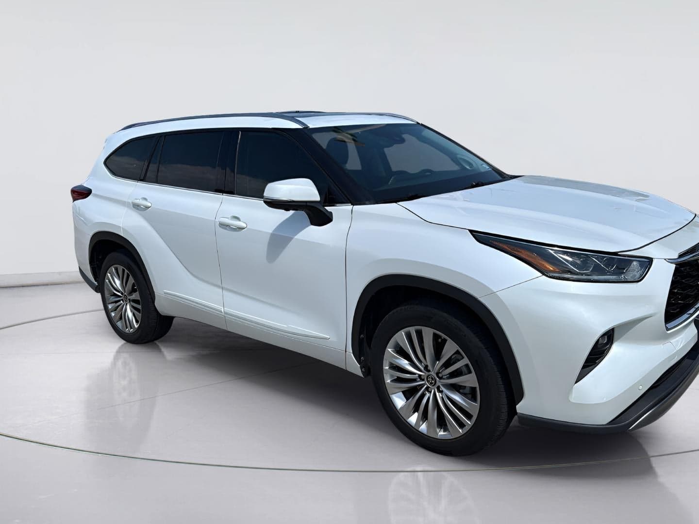 2023 Toyota Highlander Platinum — photo 1 of 8