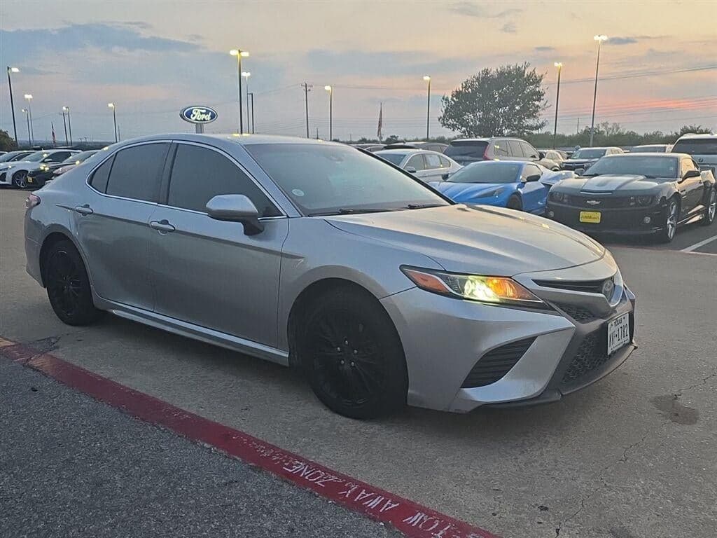 2018 Toyota Camry SE — photo 1 of 7