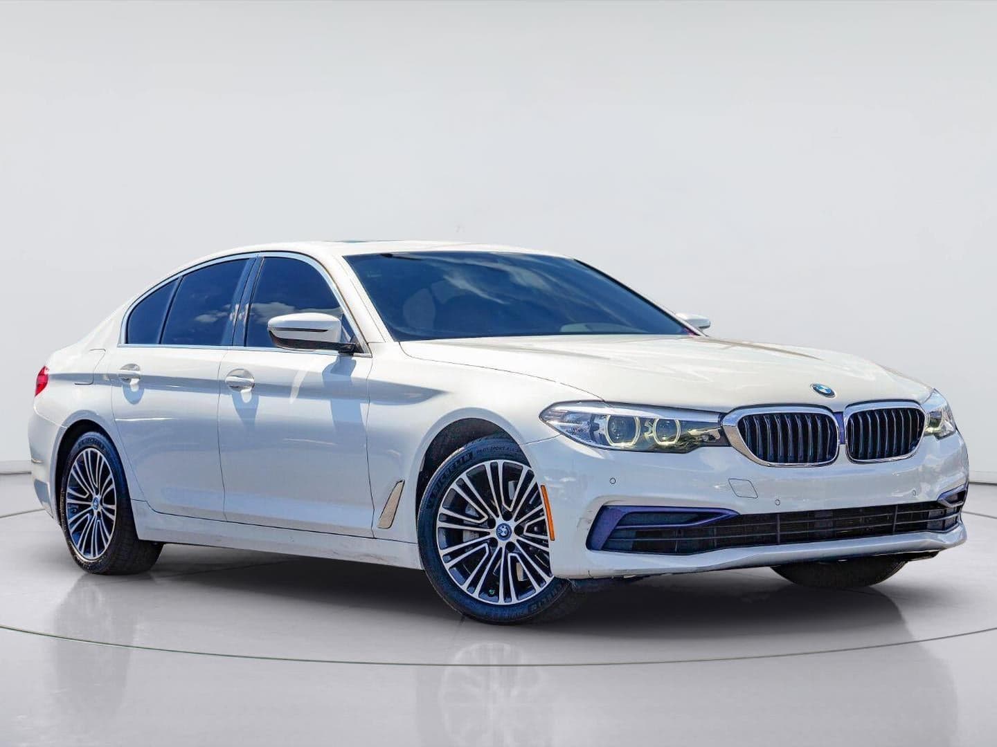 2019 BMW 5 Series 530e xDrive iPerformance — photo 1 of 4