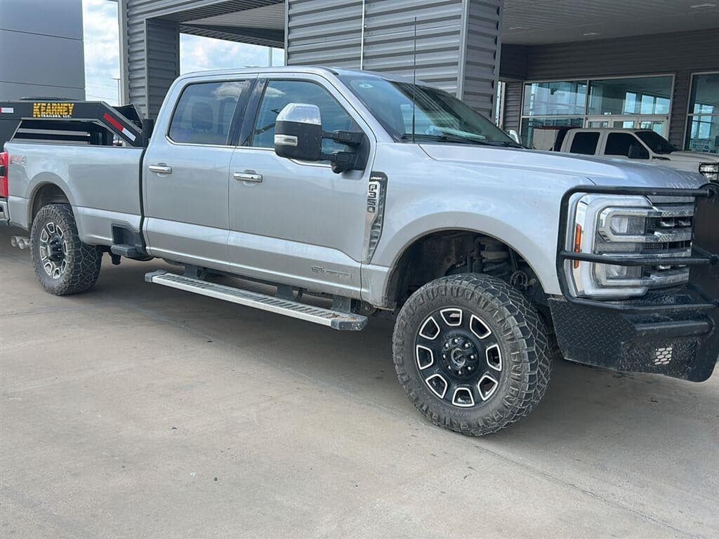 2024 Ford Super Duty F-350 SRW LARIAT — photo 1 of 8