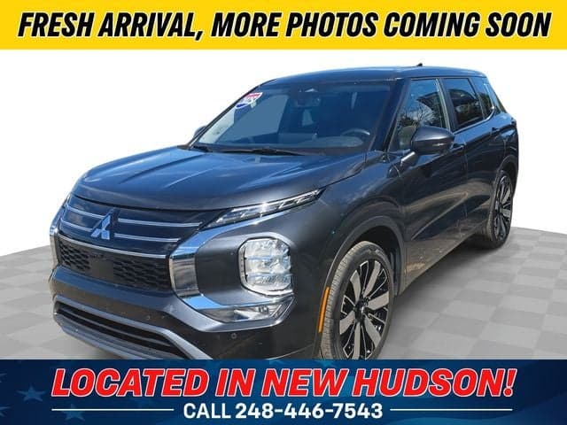 2025 Mitsubishi Outlander SE — photo 1 of 20