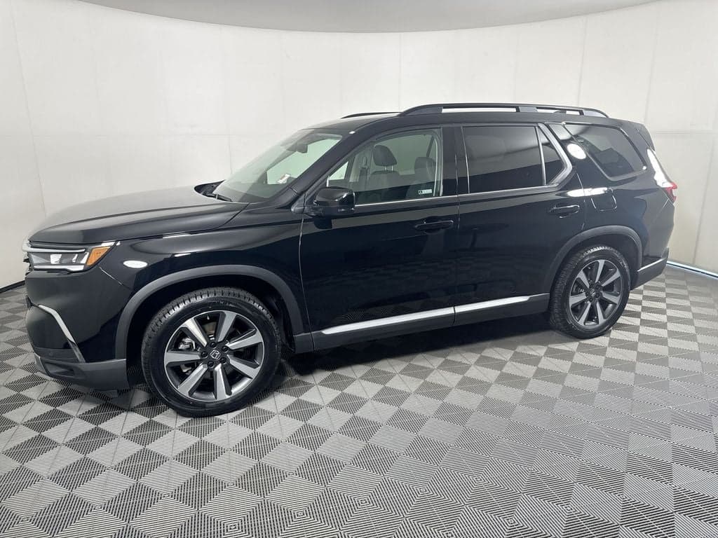 2025 Honda Pilot Touring — photo 1 of 30