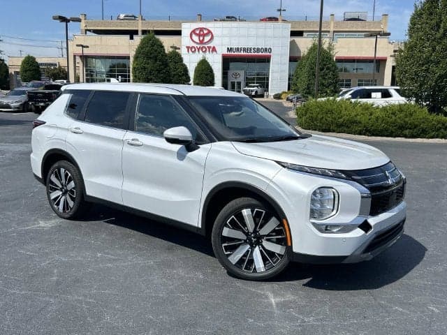 2025 Mitsubishi Outlander SE — photo 1 of 5