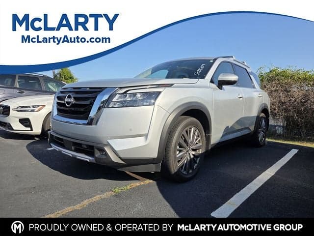 2025 Nissan Pathfinder SL — photo 1 of 10