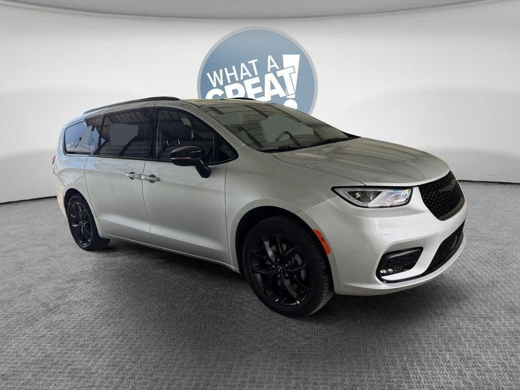 2026 Chrysler Pacifica Select — photo 1 of 32