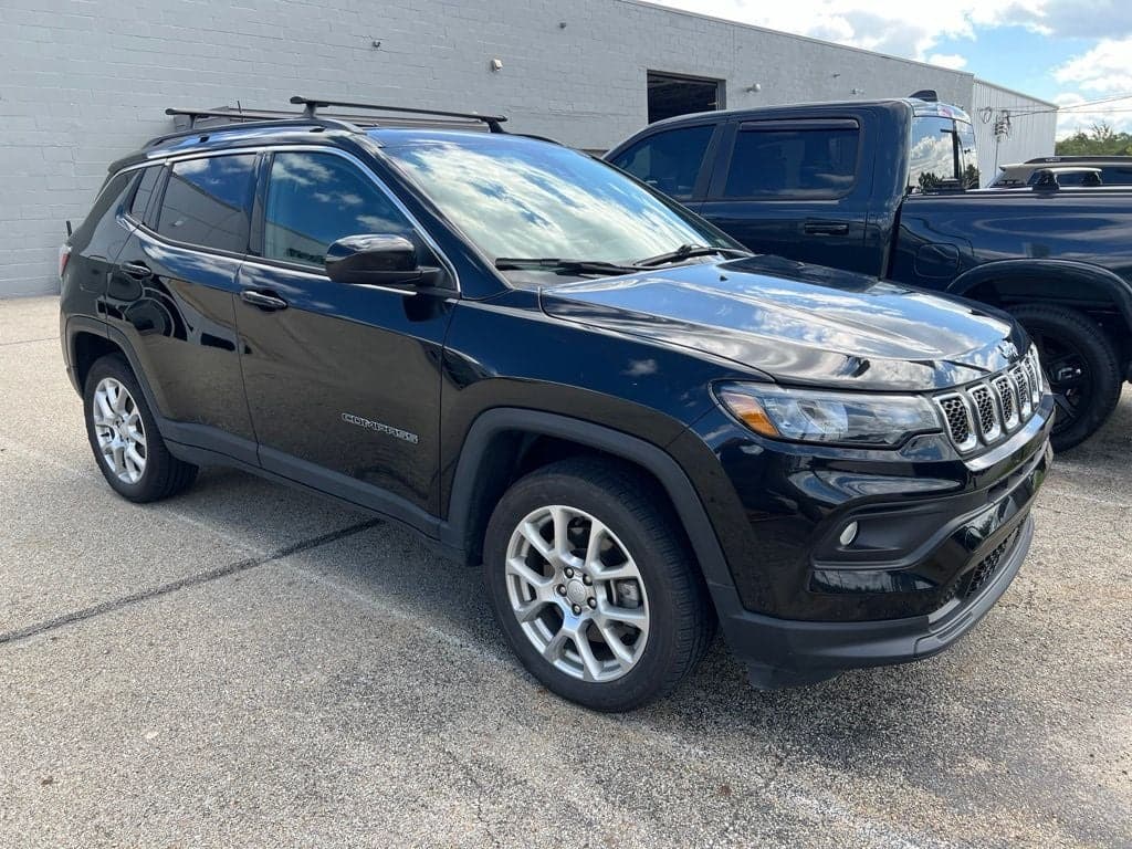 2023 Jeep Compass Latitude Lux — photo 1 of 6