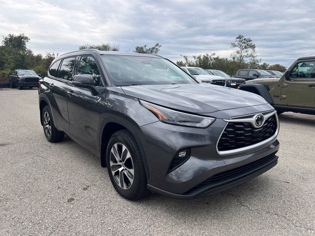 2022 Toyota Highlander XLE — photo 1 of 6