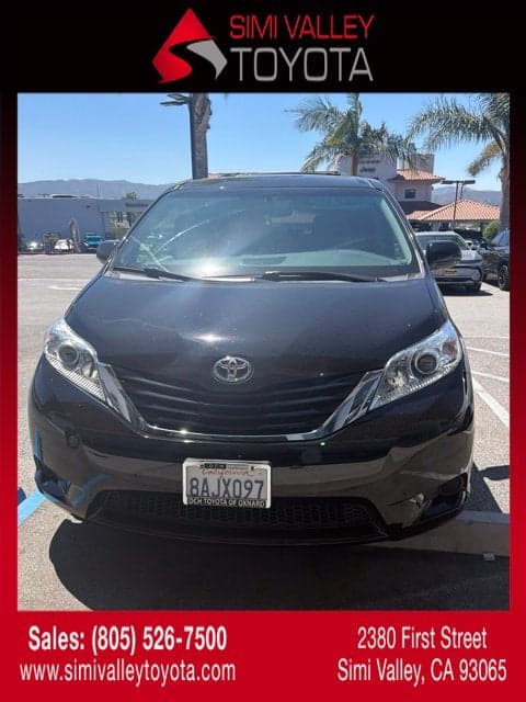 2017 Toyota Sienna LE — photo 1 of 6