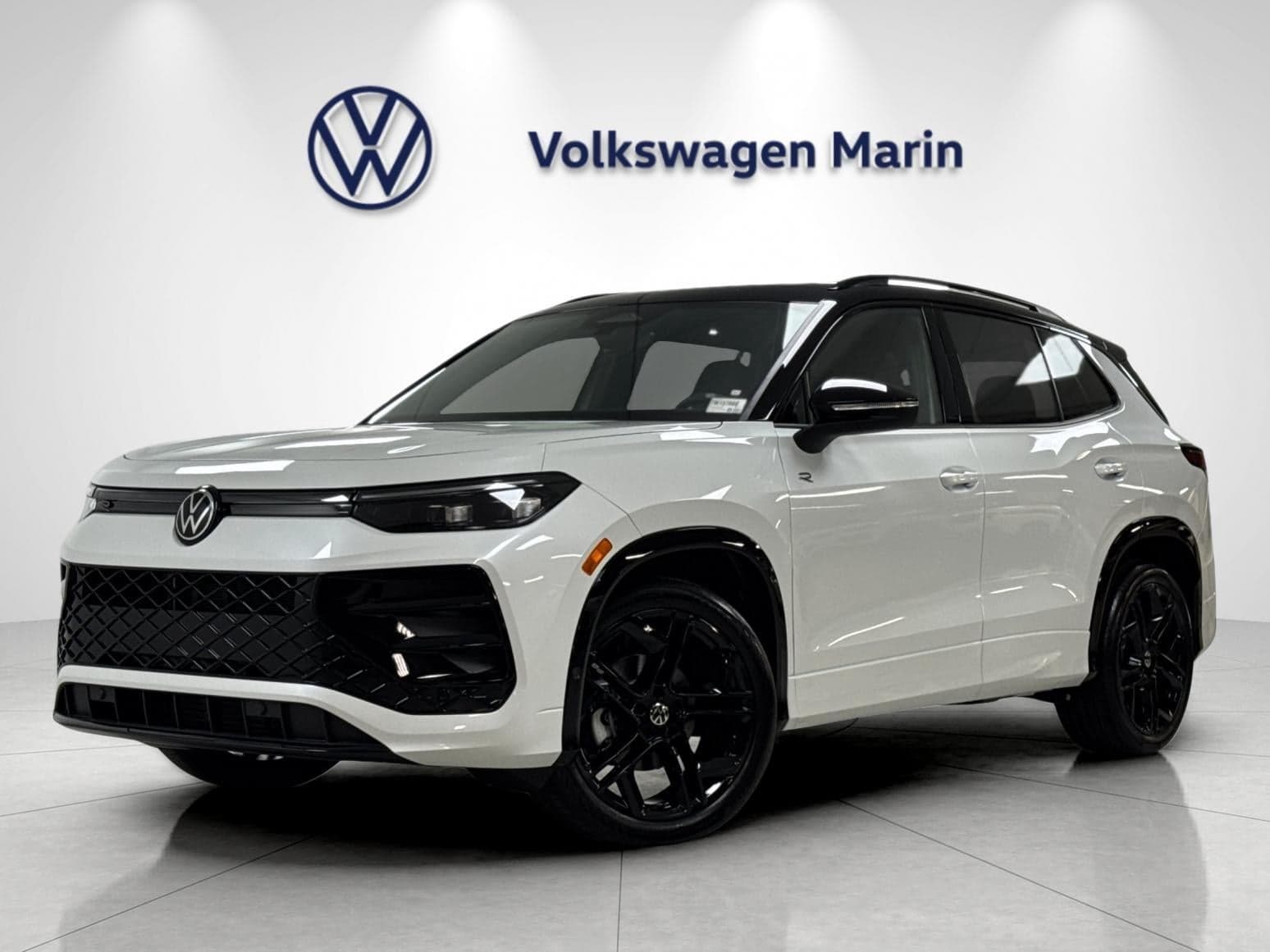 2026 Volkswagen Tiguan SE R-Line Black — photo 1 of 27