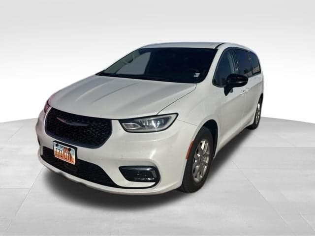2024 Chrysler Pacifica Touring L — photo 1 of 33