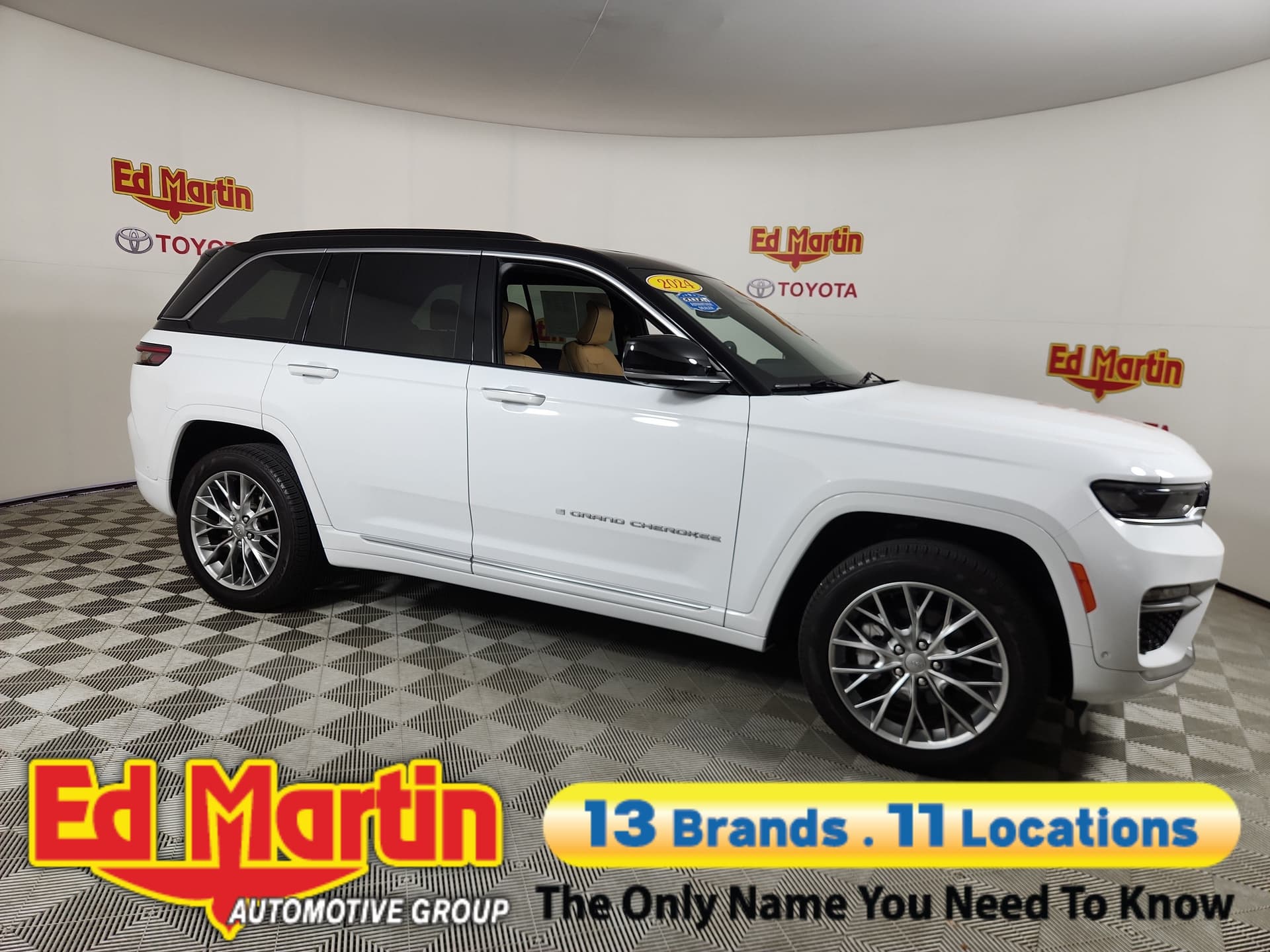 2024 Jeep Grand Cherokee Summit — photo 1 of 36