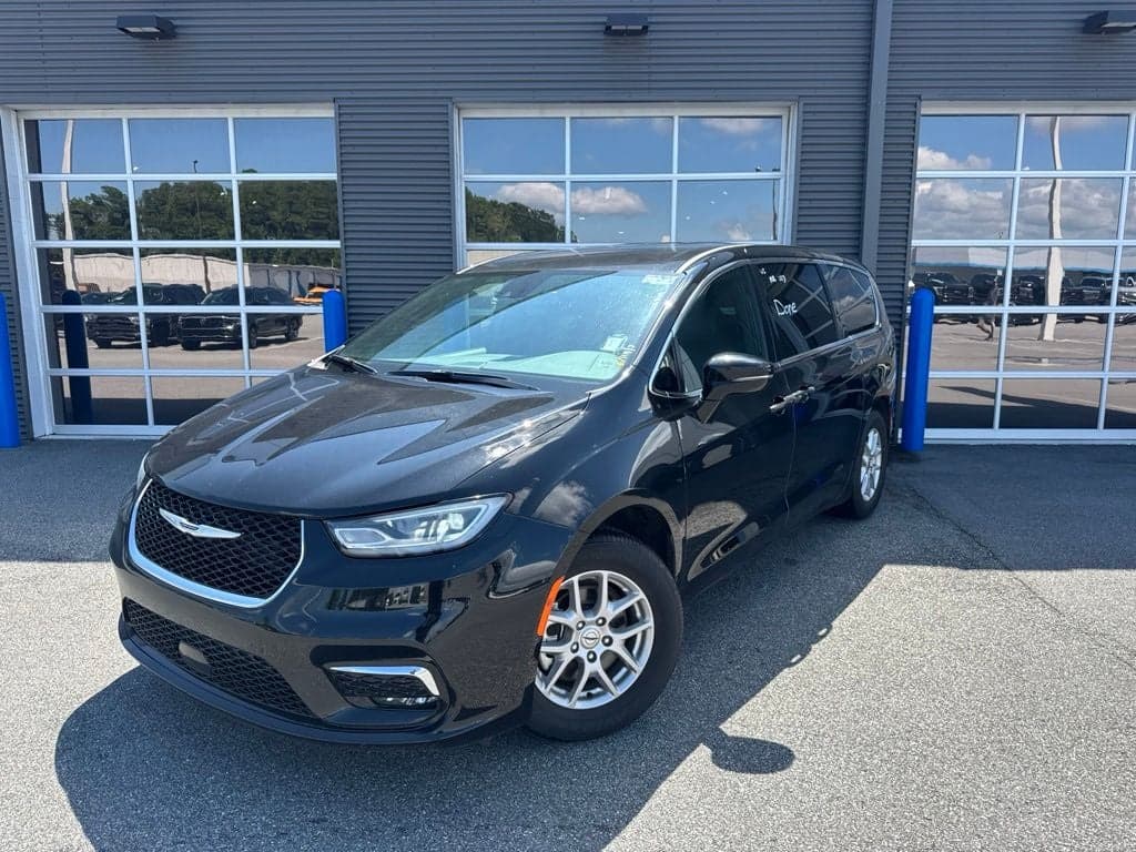 2025 Chrysler Pacifica Select — photo 1 of 5