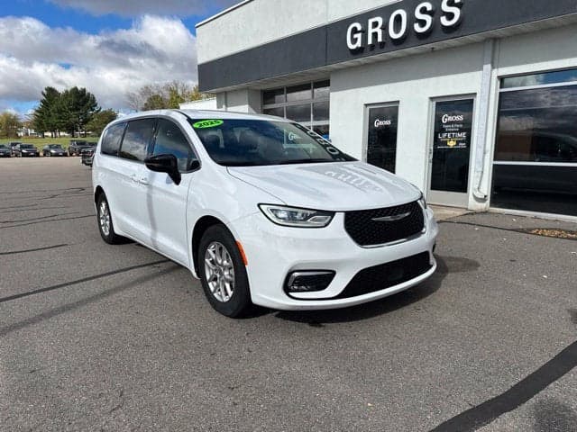 2025 Chrysler Pacifica Select — photo 1 of 5