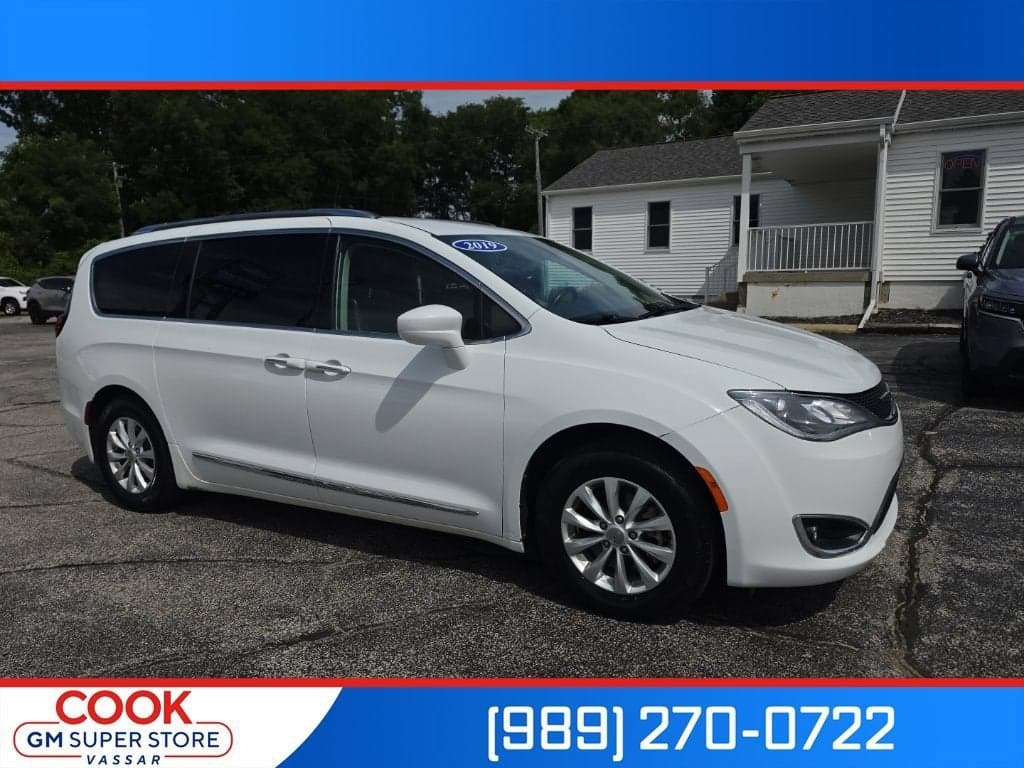 2019 Chrysler Pacifica Touring L — photo 1 of 31
