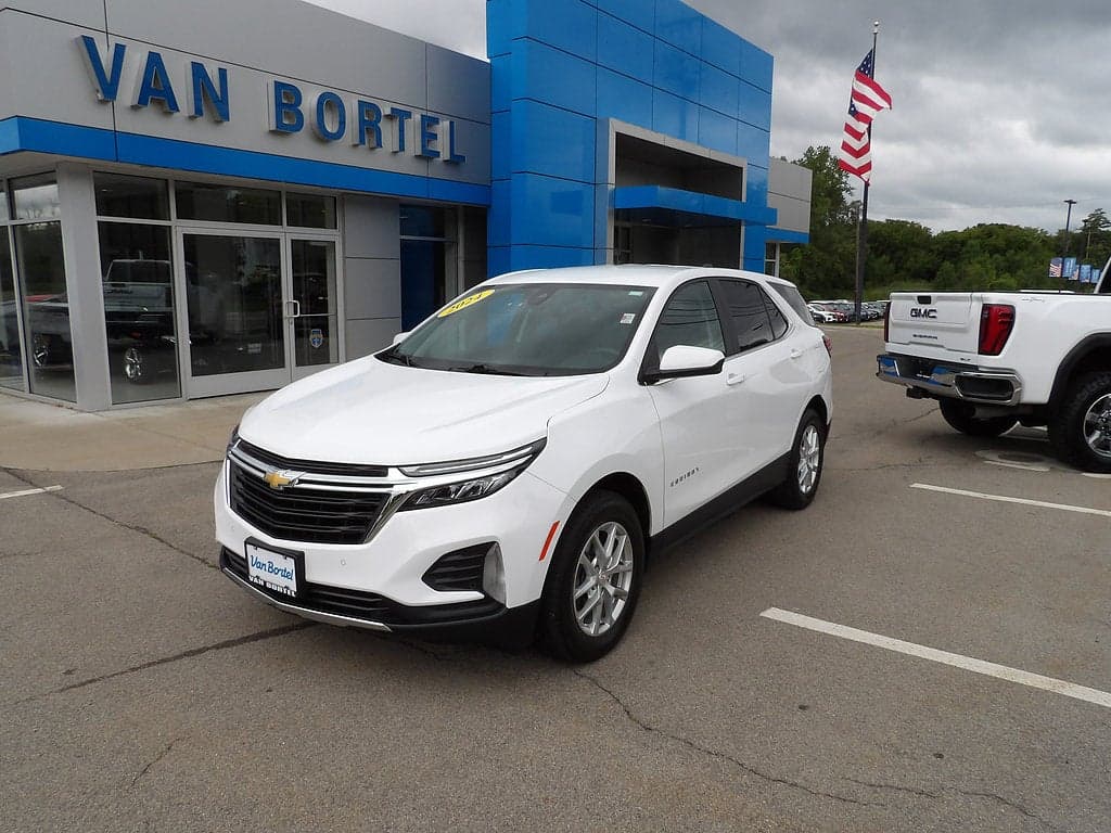 2024 Chevrolet Equinox LT — photo 1 of 42