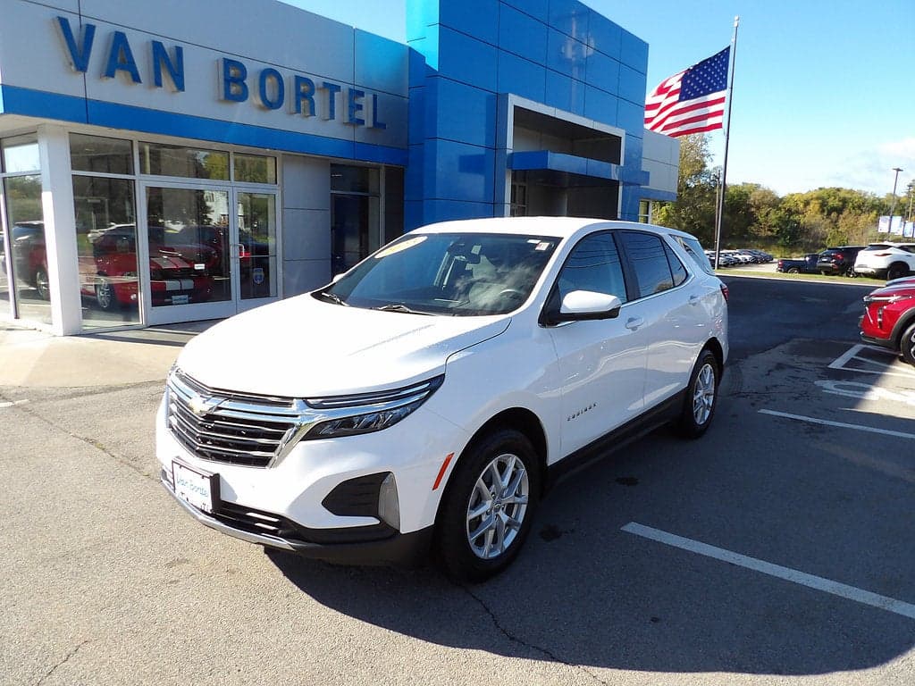 2023 Chevrolet Equinox LT — photo 1 of 5