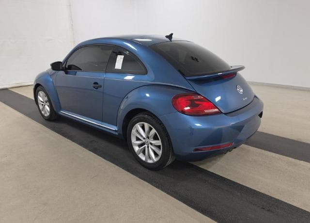 2017 Volkswagen Beetle 1.8T Classic — photo 1 of 7
