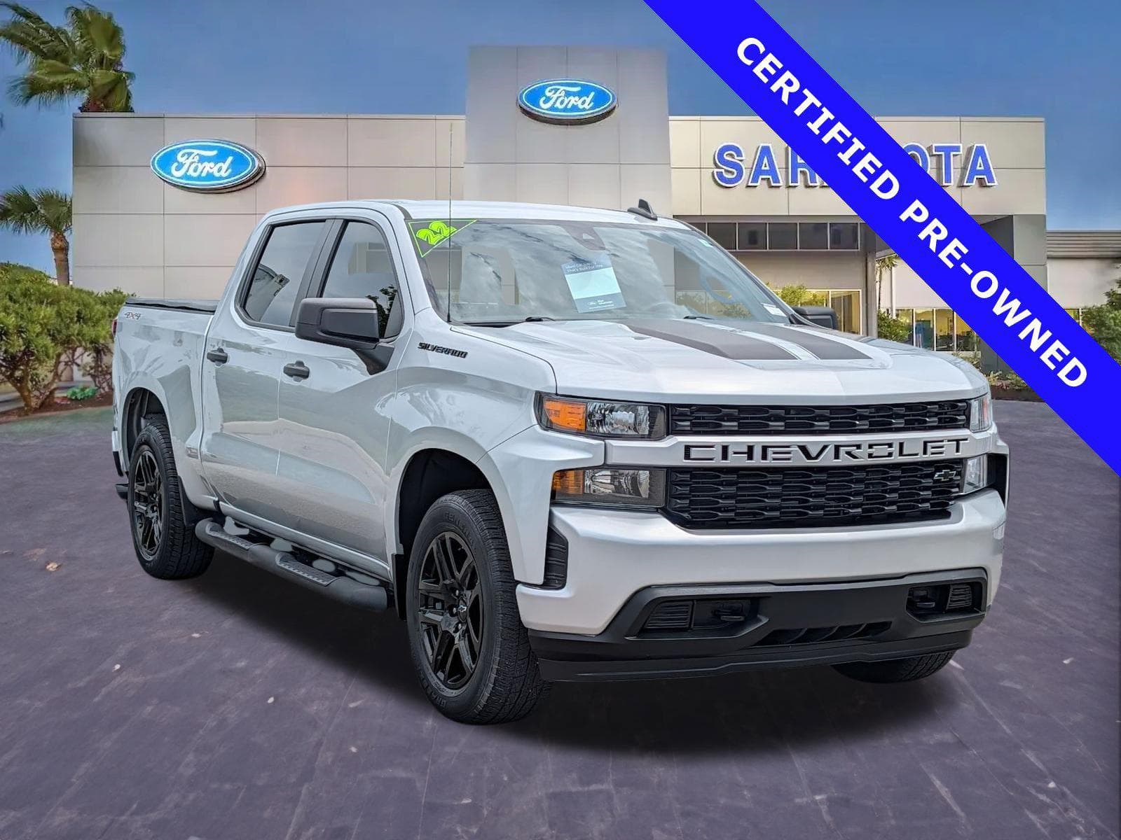 2022 Chevrolet Silverado 1500 4WD Crew Cab Short Bed Custom — photo 1 of 32