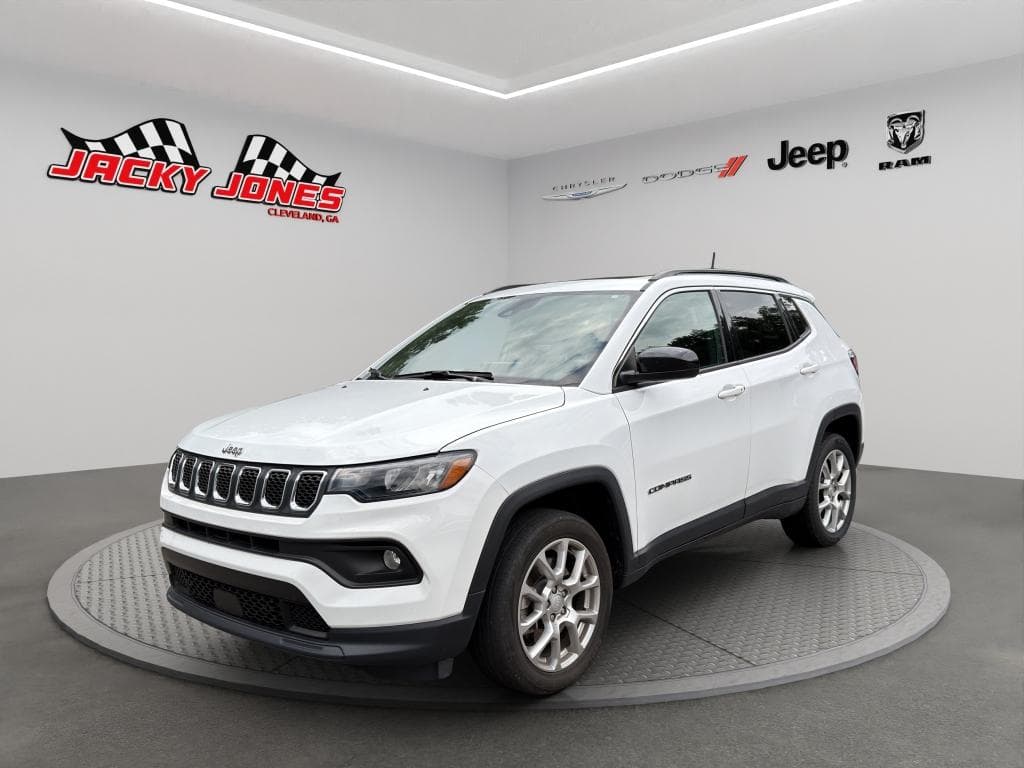 2023 Jeep Compass Latitude Lux FWD — photo 1 of 11