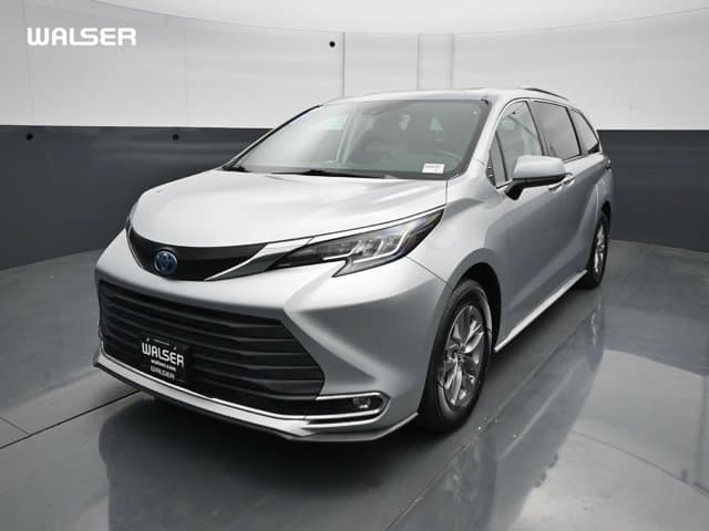 2023 Toyota Sienna XLE — photo 1 of 42
